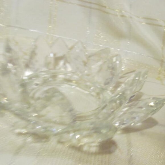 GLASS LOTUS CANDLE HOLDER AND WHITE CANDLE CRYSTAL BEAUTIFUL  CHRISTMAS TABLE !! - Picture 1 of 8